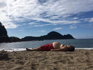 Pria Buncit Lagi Berjemur... Bentuknya Mirip Seperti Pulau