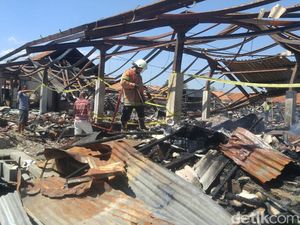 Pemadam Padamkan Sisa Bara di Pasar Kaliwungu