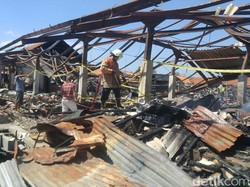 Pemadam Padamkan Sisa Bara di Pasar Kaliwungu