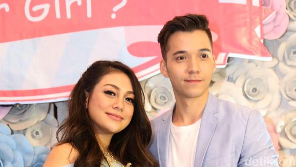 Mesranya Celine Evangelista dan Stefan William di Acara Baby Shower