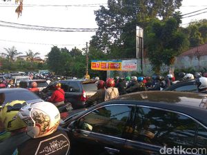 Cirendeu Arah Lebak Bulus Macet, Kendaraan Nyaris Tak Bergerak