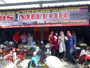 Anak-anak SMK Buka Bengkel Motor