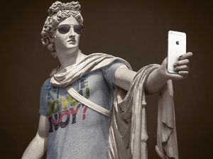 Saat Patung Yunani Kuno Jadi Hipster