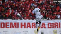 Aksi Osvaldo Ardiles Haay menyambar bola di udara dengan kepalanya (ANTARA FOTO/Sigid Kurniawan)