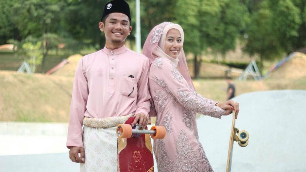 Foto Pernikahan Unik Pasangan Muslim Main Longboard di Arena Skatepark