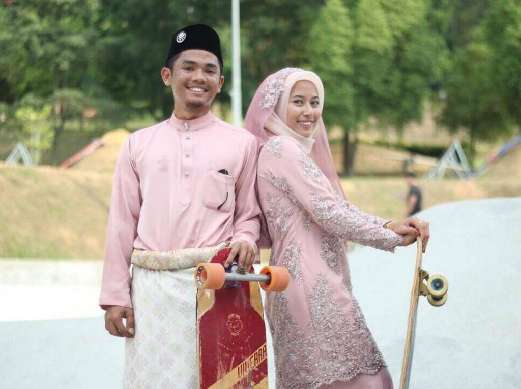 Foto Pernikahan Unik Pasangan Muslim Main Longboard di Arena Skatepark