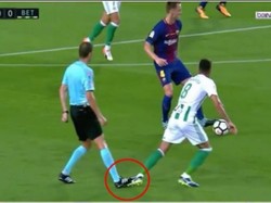 Mengejar Rakitic, Pemain Real Betis Ini Jatuh Dijegal Wasit