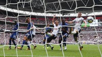 Striker Tottenham Harry Kane melepaskan delapan tembakan di pertandingan ini, termasuk salah satu yang membentur tiang gawang. Namun, Kane gagal bikin gol. Foto: Dan Istitene/Getty Images