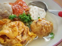 Sedapnya, Makan Malam dengan Semangkuk Bakwan Malang Berkuah Hangat