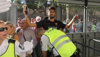 Begini pemeriksaan yang dilakukan terhadap penonton di pintu masuk menuju stadion Camp Nou kandang Barcelona. (Foto: Sergio Perez/REUTERS)