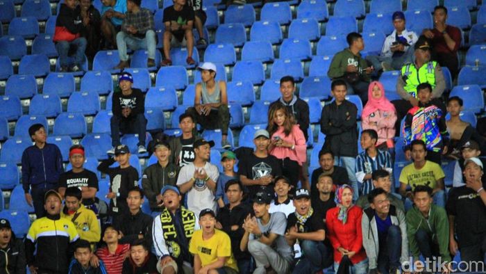 Foto: Maitimo Hat-trick, Persib Pesta Setengah Lusin Gol