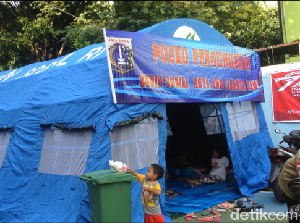 Kapolres Jaktim Datangi Korban Kebakaran di Kebon Pala Kapolres Jaktim Datangi Korban Kebakaran di Kebon Pala