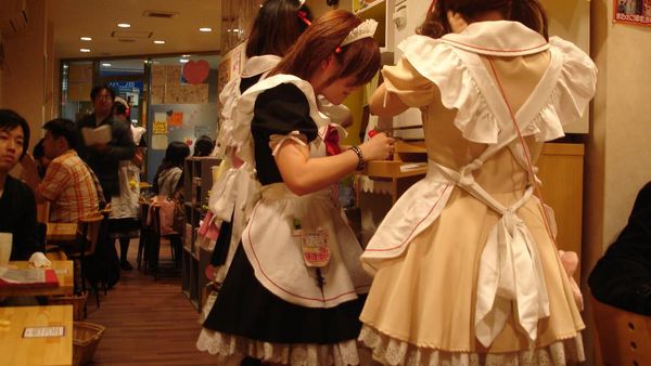 8 Restoran Ini Punya Pelayan Berseragam Anime Hingga Jubah Perang