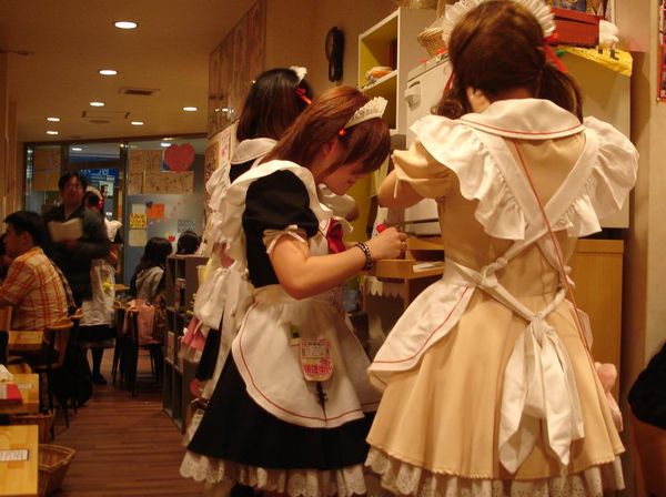 8 Restoran Ini Punya Pelayan Berseragam Anime Hingga Jubah Perang