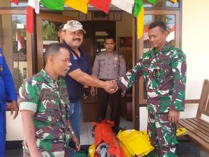 Polisi Garut Serahkan Bangkai Pesawat Tanpa Awak ke TNI Polisi Garut Serahkan Bangkai Pesawat Tanpa Awak ke TNI