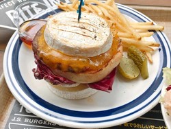 Nyeleneh! Bukan dengan Roti, Cheeseburger Ini Justru Diapit dengan Irisan Keju Tebal