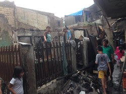 Warga Mengais Sisa-sisa Kebakaran di Kebon Pala