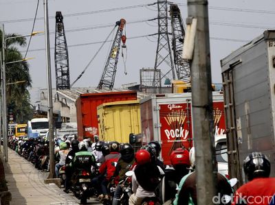 Kemacetan Mengular Imbas Proyek Flyover Cipinang Lontar