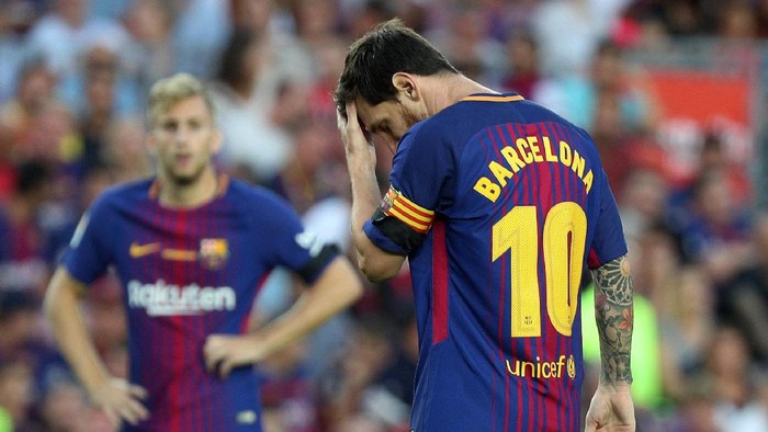 Soccer Football - La Liga - Barcelona vs Real Betis - Barcelona, Spain - August 20, 2017   Barcelona’s Lionel Messi with Barcelona replacing his name on the back of his shirt   REUTERS/Sergio Perez
