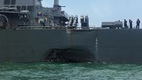 Foto: Penyok, Begini Kondisi Kapal Militer AS yang Tabrakan di Selat Malaka