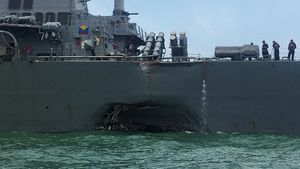 Foto: Penyok, Begini Kondisi Kapal Militer AS yang Tabrakan di Selat Malaka