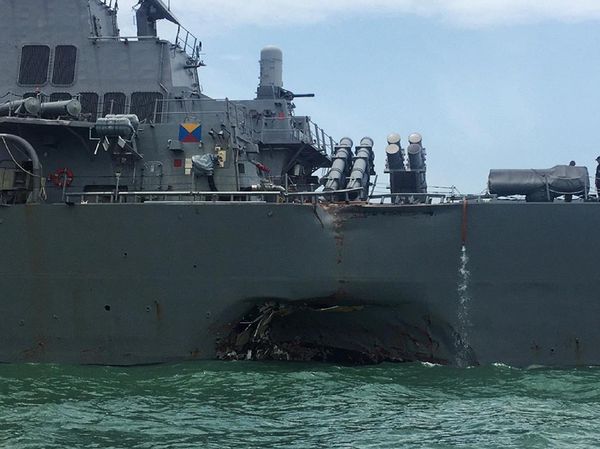 Foto: Penyok, Begini Kondisi Kapal Militer AS yang Tabrakan di Selat Malaka