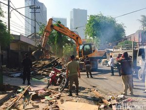 Normalisasi Saluran Air, Puluhan Lapak Pedagang Buah Ditertibkan