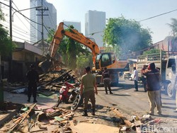 Normalisasi Saluran Air, Puluhan Lapak Pedagang Buah Ditertibkan