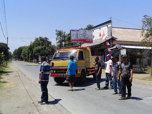 Jalan Rusak, Warga Magetan Hadang Truk Muat Tanah Uruk