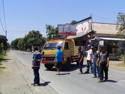 Jalan Rusak, Warga Magetan Hadang Truk Muat Tanah Uruk