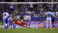 Depor bukannya tak punya peluang. Salah satunya dari titik putih kendatipun ekseksusi Florin Andone masih gagal jadi gol. (Foto: MIGUEL RIOPA/AFP PHOTO)
