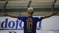 Foto: Maitimo Hat-trick, Persib Pesta Setengah Lusin Gol