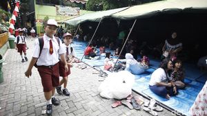 Korban Kebakaran Kebon Pala Diungsikan ke Halaman Sekolah