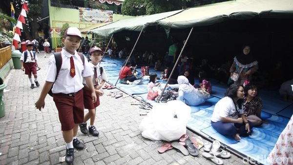 Korban Kebakaran Kebon Pala Diungsikan ke Halaman Sekolah