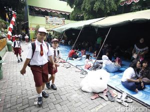 Korban Kebakaran Kebon Pala Diungsikan ke Halaman Sekolah Korban Kebakaran Kebon Pala Diungsikan ke Halaman Sekolah