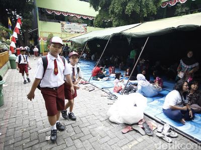 Korban Kebakaran Kebon Pala Diungsikan ke Halaman Sekolah