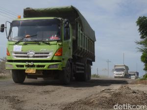 Warga Rembang Keluhkan Jalan Rusak dan Debu karena Truk Semen Warga Rembang Keluhkan Jalan Rusak dan Debu karena Truk Semen