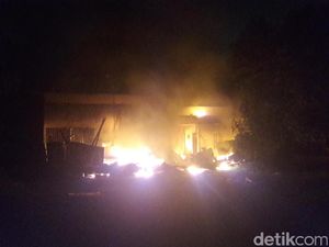 Pabrik Kasur di Bogor Terbakar, Ledakan Kecil Sempat Terdengar