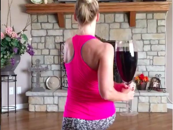 Berbagai Variasi Gerakan Unik Olahraga dengan Botol Wine