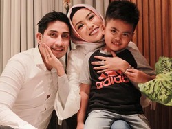Kisah Cinta Miliuner Berhijab Medina Zein dan Adik Ayu Azhari