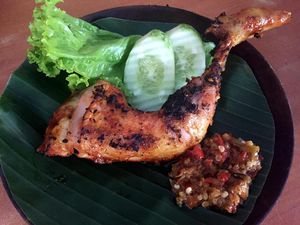 Nyamm! Ayam Bakar yang Manis Empuk dengan Cocolan Sambal Ada di Sini