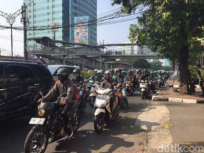 Aktivitas Ojek Antar Orang Kantoran di Rasuna Said Sebelum Terlarang