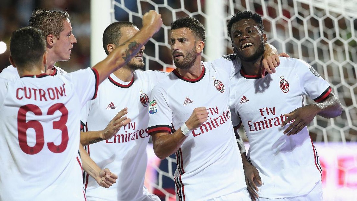 AC Milan menang atas 10 pemain Crotone dengan skor 3-0 (Foto: Maurizio Lagana/Getty Images))