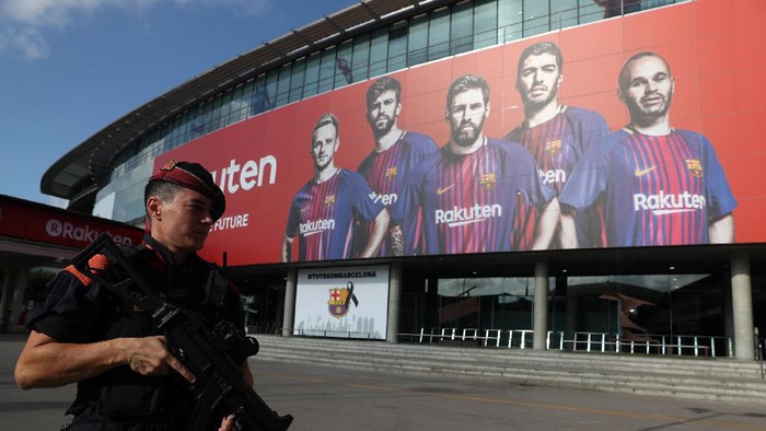 Soccer Football - La Liga - Barcelona vs Real Betis - Barcelona, Spain - August 20, 2017   Security in Camp Nou before the match    REUTERS/Sergio Perez