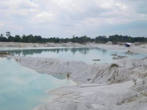 Kisah Sedih di Balik Keindahan Danau Kaolin