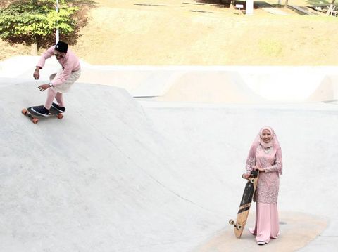 Viral, Pasangan Muslim Hipster yang Foto Pernikahannya Main Skateboard