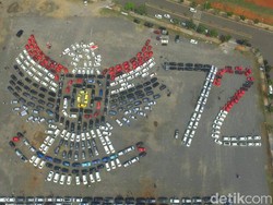 Lihat Aksi Ratusan Mobil Bentuk Lambang Garuda Pancasila