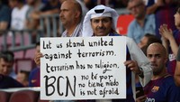Seorang suporter menegaskan pentingnya kekompakan dan persatuan menghadapi teror dan bahwa terorisme tidaklah identik dengan agama tertentu. (Foto: Sergio Perez/REUTERS)