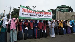 Akhwat Pegang Spanduk, Begini Demo Tolak Perppu Ormas di Depan DPR