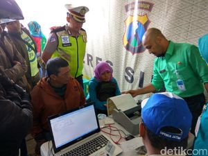 Pengendara Motor di Porong Sidoarjo Dirazia Pajak Kendaraan Pengendara Motor di Porong Sidoarjo Dirazia Pajak Kendaraan